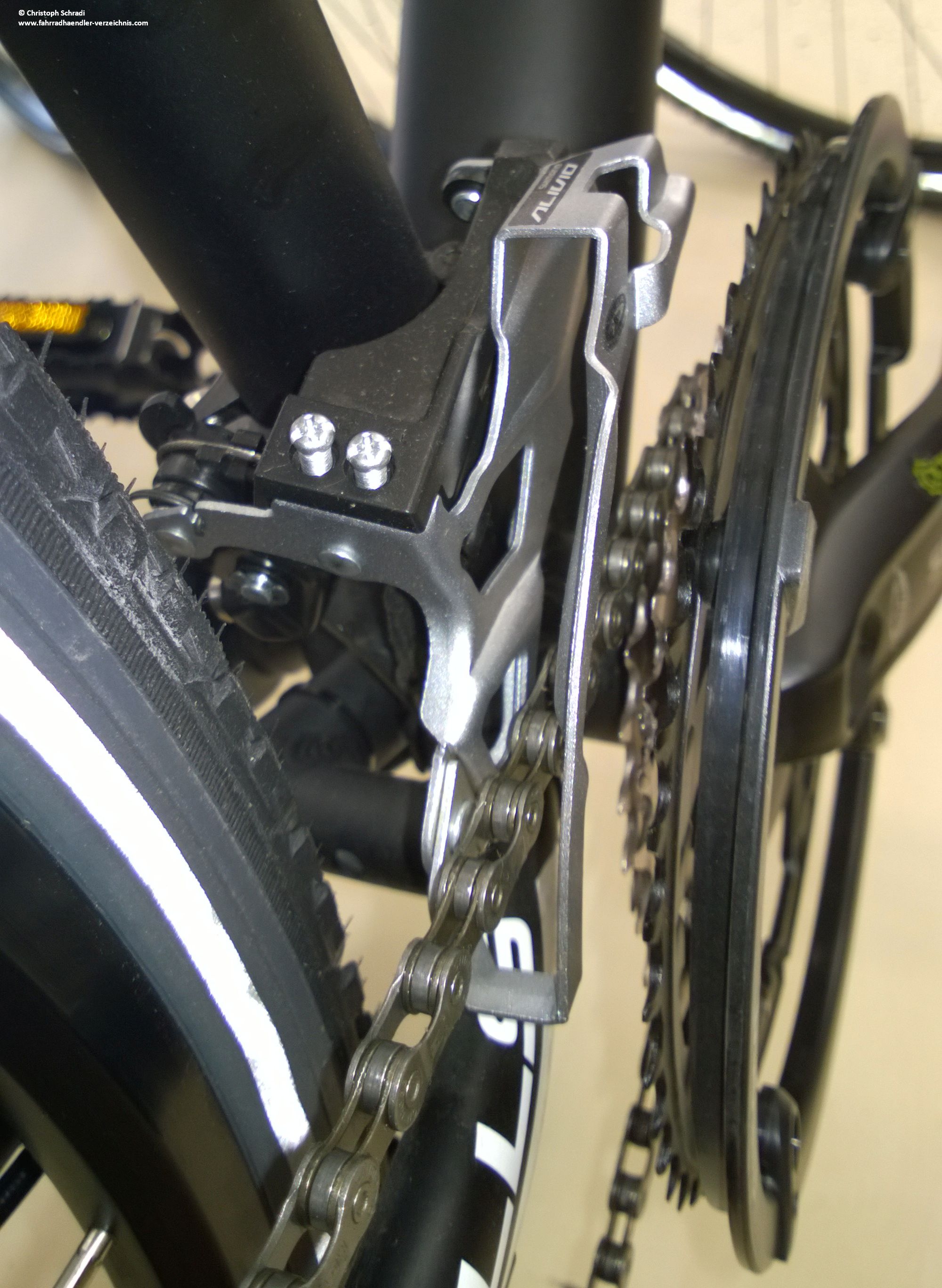 Bei sehr großen Kettenblättern und kräftigen Fahrrädern kommt es vor allem bei älteren Rädern gerne zum Schleifen der Kette am Umwerferblech