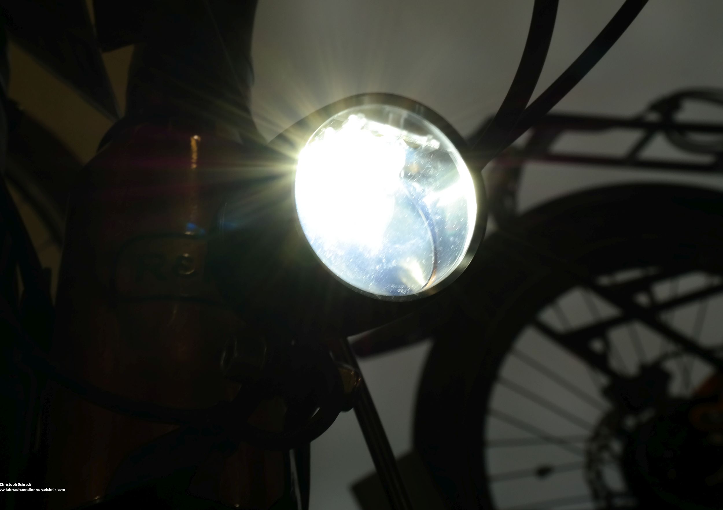 E-Bike Hersteller sind seit 2017 verpflichtet noch mindestens eineinhalb Stunden nach Unterstützungsende für Licht am E-Bike zu sorgen, davor war dies freiwillig