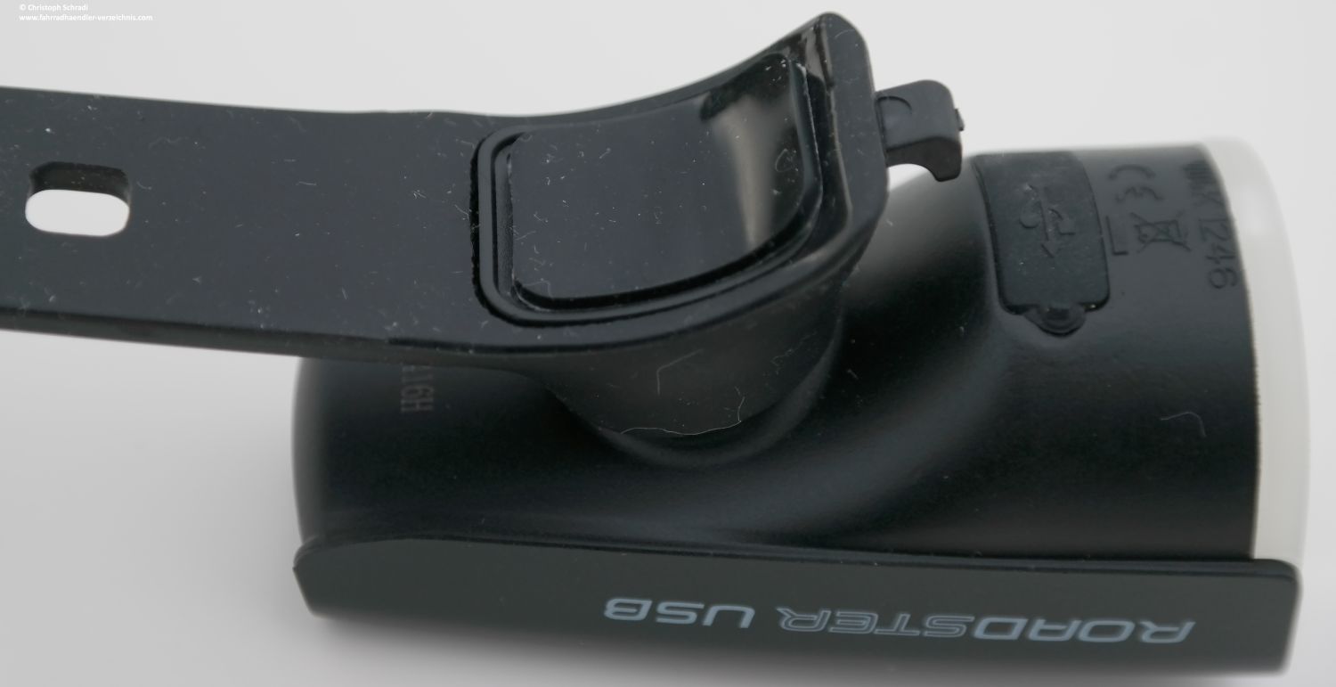 Das relativ wenig dehnbare Gummiband hält die Sigma Roadster USB sicher an seinem Platz