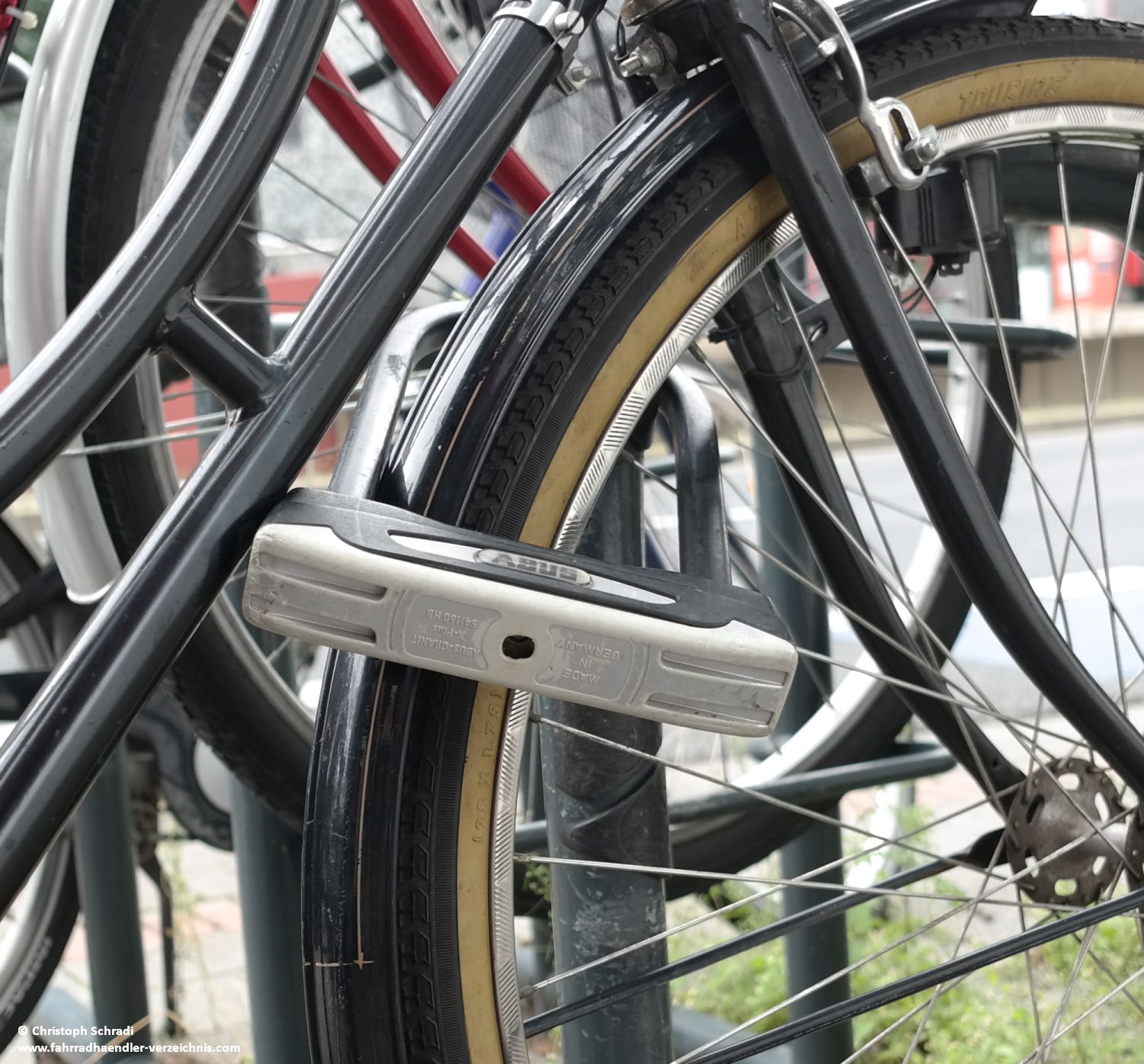 Ein Bügelschloss fürs Fahrrad oder E-Bike bietet viel Sicherheit ist aber relativ starr und unflexibel - unbedingt mehrere Teile des Fahrrads anschließen