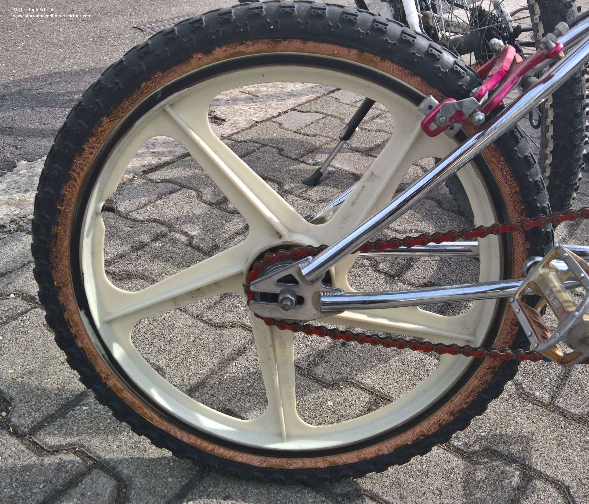 Ein altes BMX Laufrad mit Druckspeichen aus Kunststoff