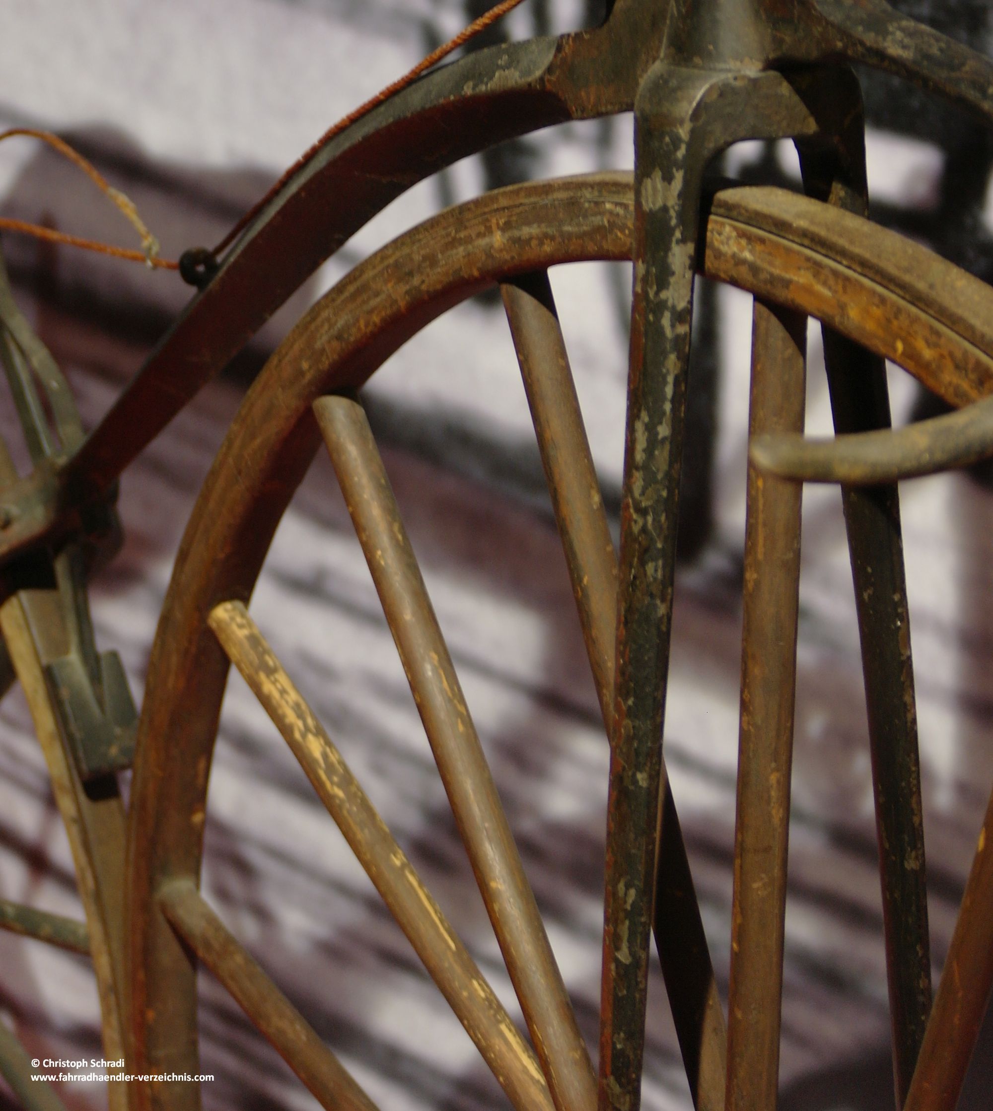 Ältere Räder mit Druckspeichen - die Laufmaschine des Freiherrn von Drais - Speichen aus Holz und eine Lauffläche aus Eisen