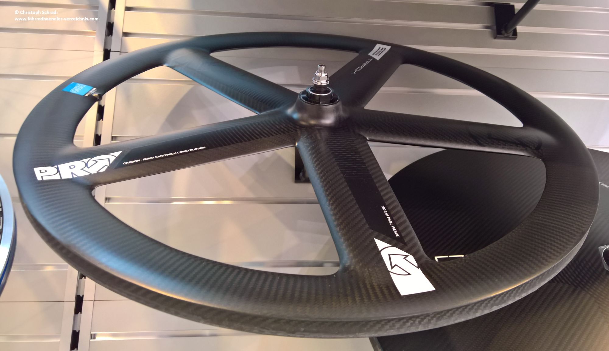 Ein Druckspeichenlaufrad aus Carbon von der Marke Pro für den Einsatz am Rennrad