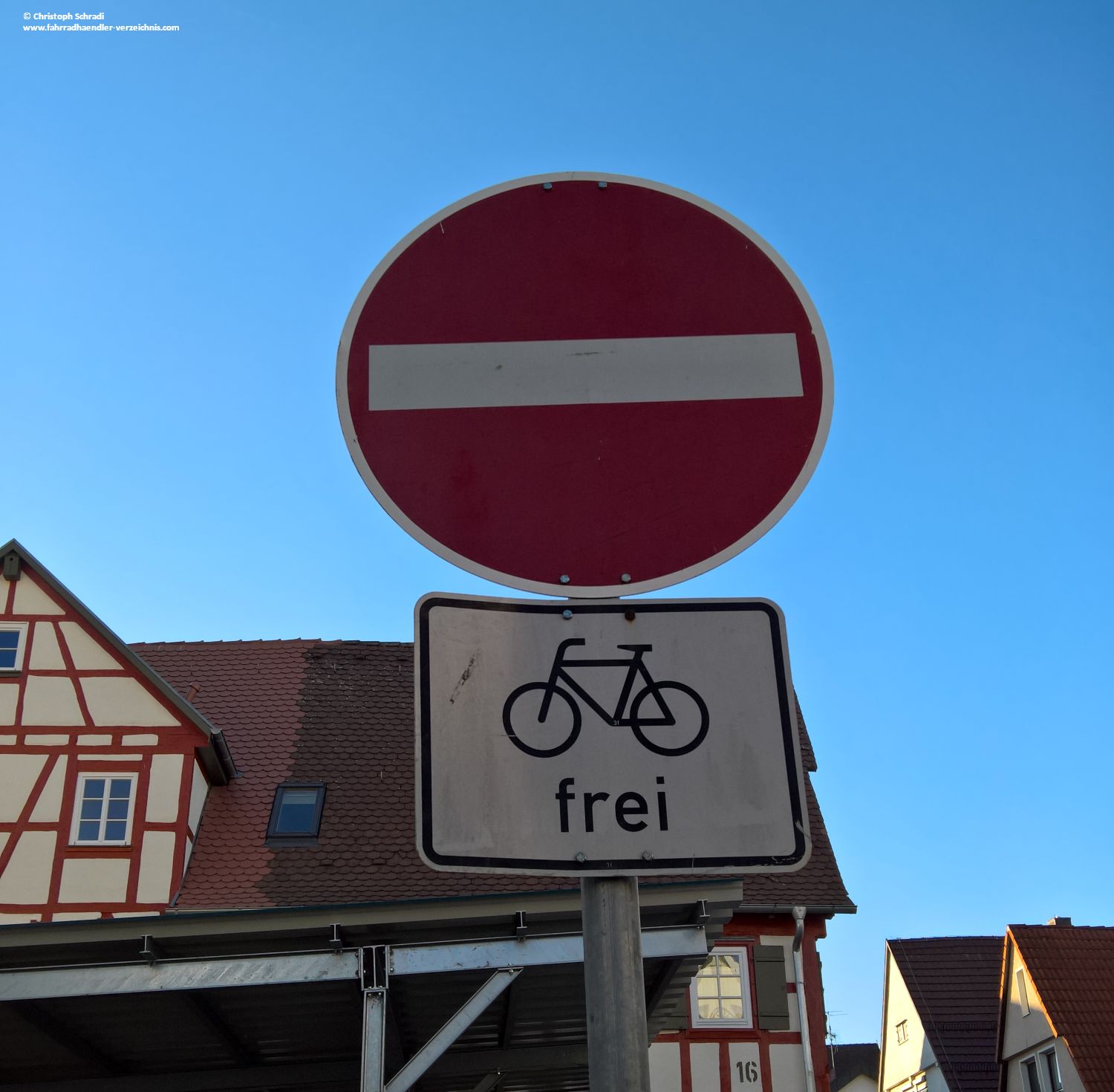 Ist an einem Durchfahrtsverbotsschild an einer Einbahnstraße ein "Fahrrad frei" Zusatzzeichen, so können Fahrradfahrer diese auch entgegen der Fahrtrichtung befahren