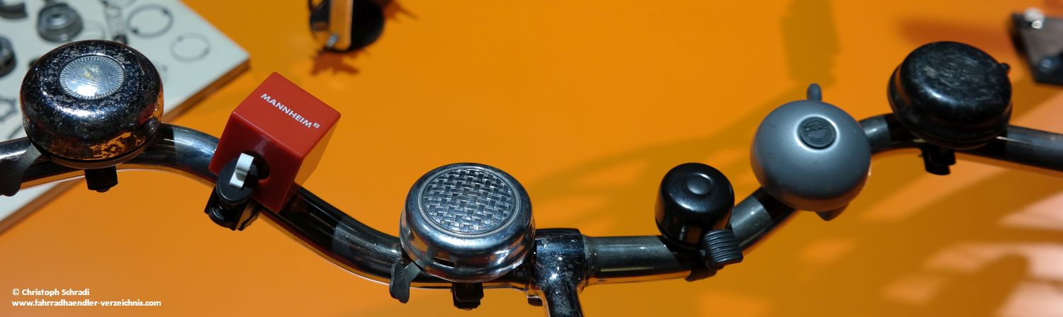 Eine Fahrradglocke - wie hier einige auf dem Bild zu sehen - gehört an jedes Fahrrad 