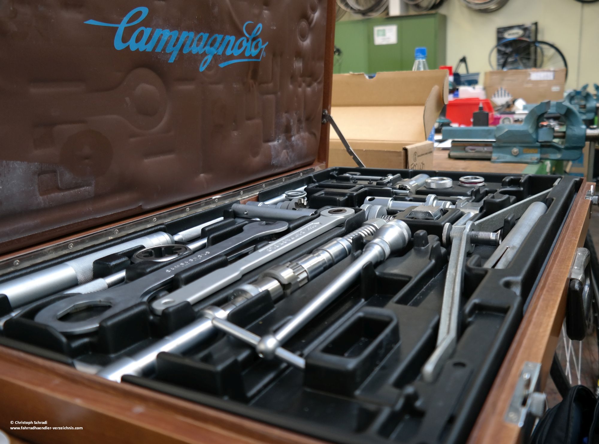 Wer es hochwertig mag schraubt mit dem dem sehr gefragten Werkzeugkoffer von Campagnolo - modernes Werkzeug fehlt allerdings stellenweise