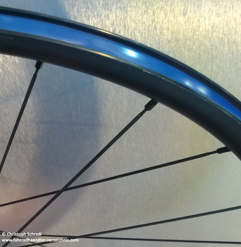 Fahrradfelge mit zum Schutz vor Pannen eingelegtem Felgenband