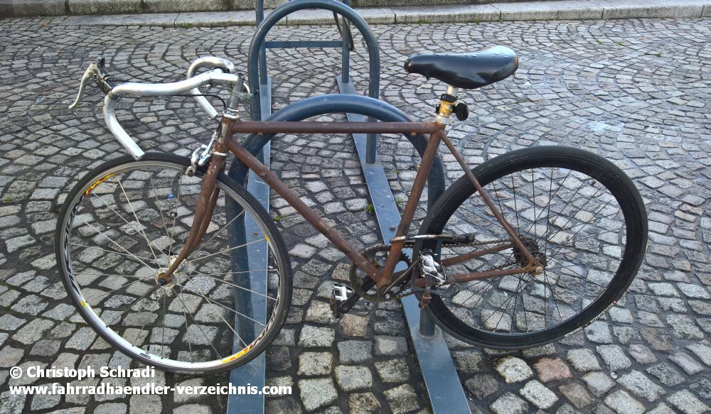Singlespeed Fahrrad mit rostigem Rahmen als Fortbewegungsmittel in der Stadt