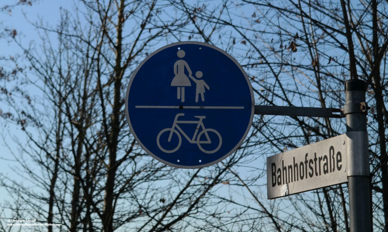 Auf einem gemeinsamen Fuß- und Radweg dürfen Fußgänger sich auf einem baulich nicht getrennten Weg zusammen bewegen - hier ist Vorsicht geboten