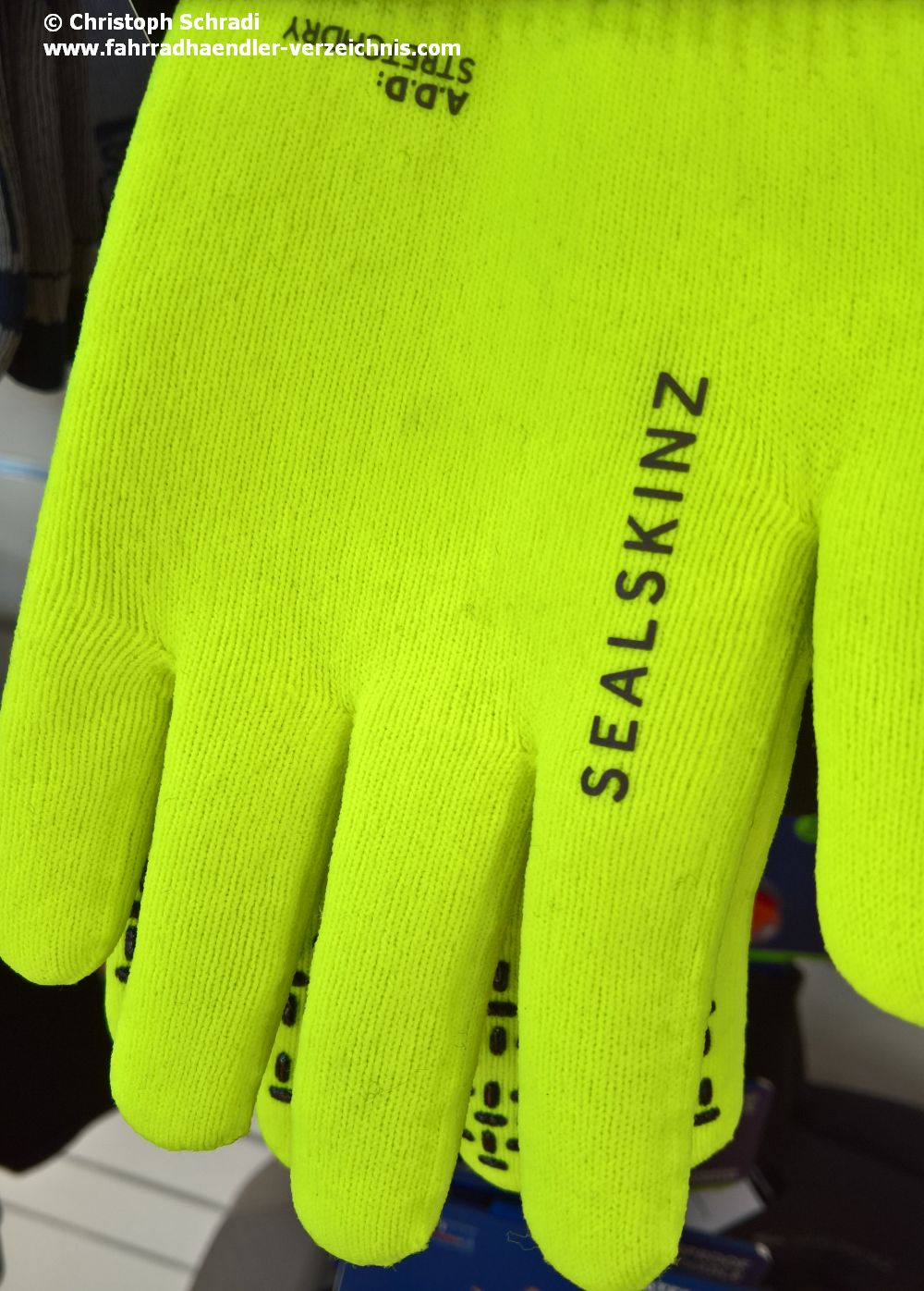 Handschuhe fürs Fahrrad in Neongelb für bessere Sichtbarkeit im Dunkeln