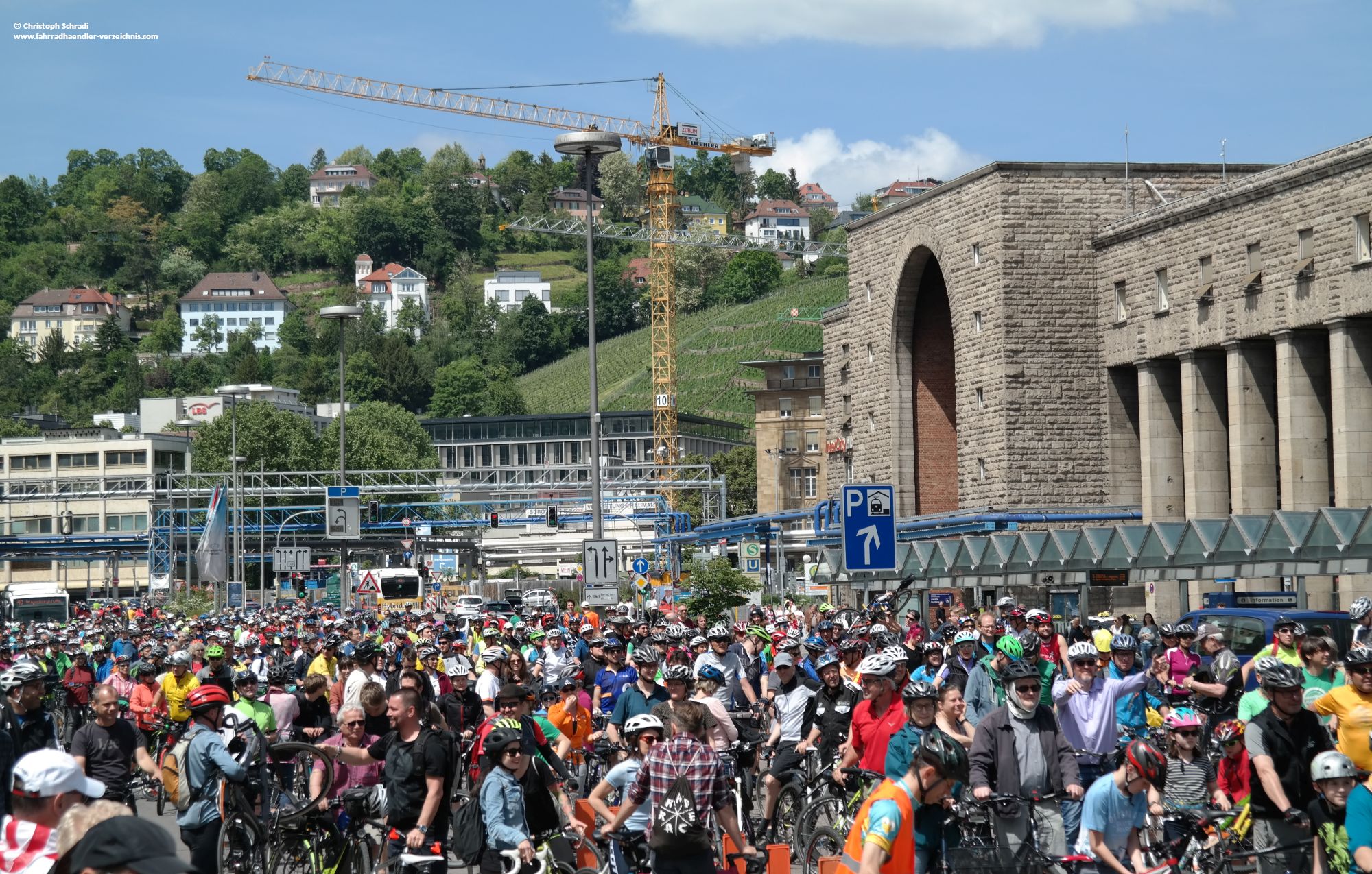 Fahrräder soweit das Auge reicht - der Hauptbahnhof Stuttgart war am 21.05.2017 mit Radfahrern nur so zugepflastert