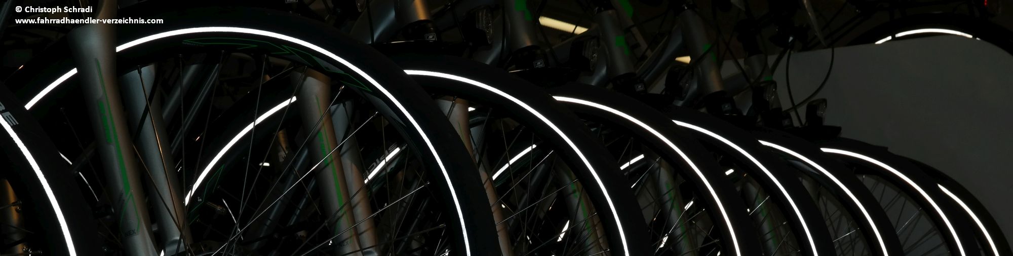 Mithilfe eines Leuchtstreifens auf dem Reifen des Fahrrads oder E-Bikes ist man auch in der Dunkelheit passiv gut sichtbar - das Licht wird seitlich großflächig reflektiert