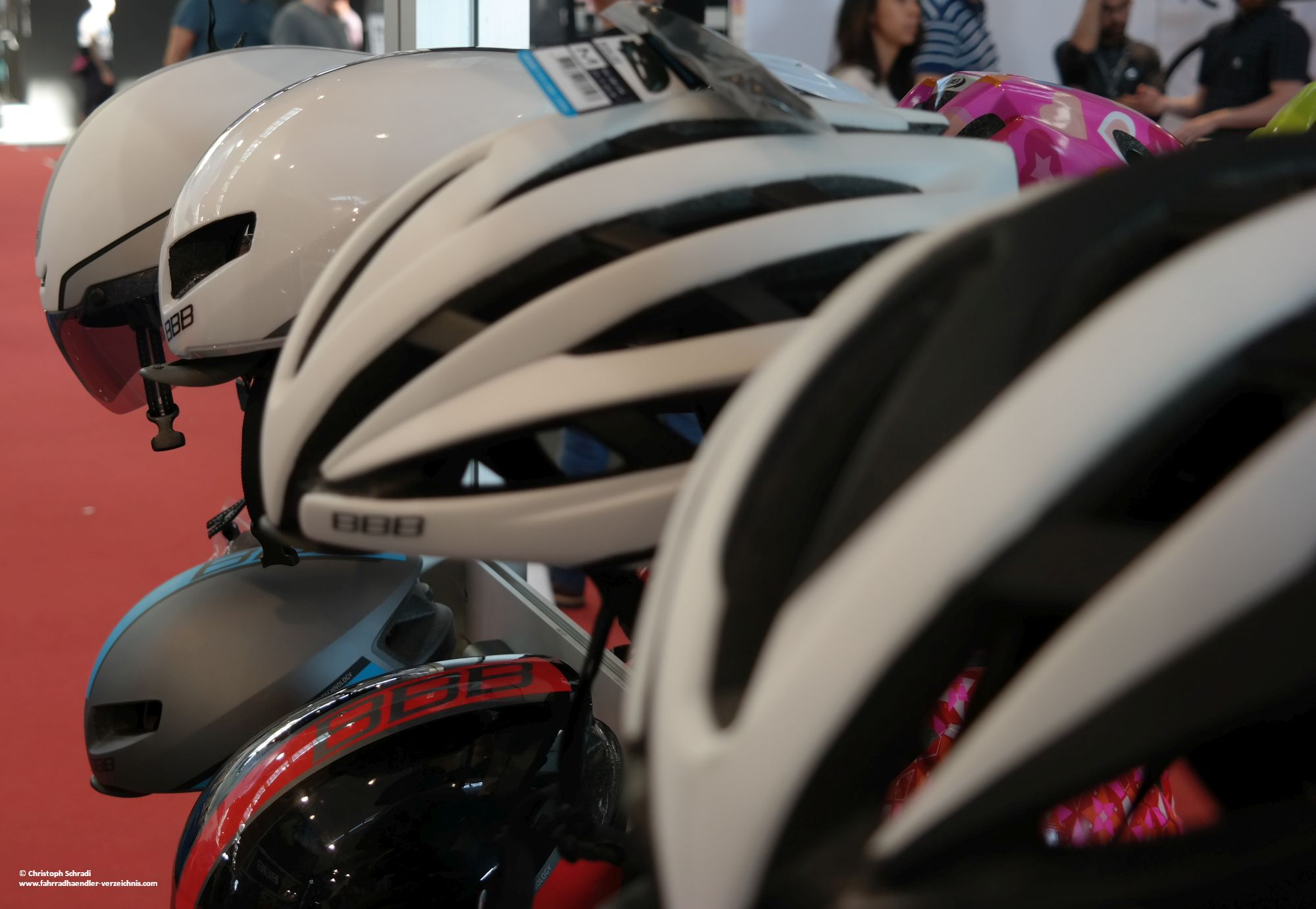 Helme fürs Rennradfahren sind besonders aerodynamisch und sehr leicht