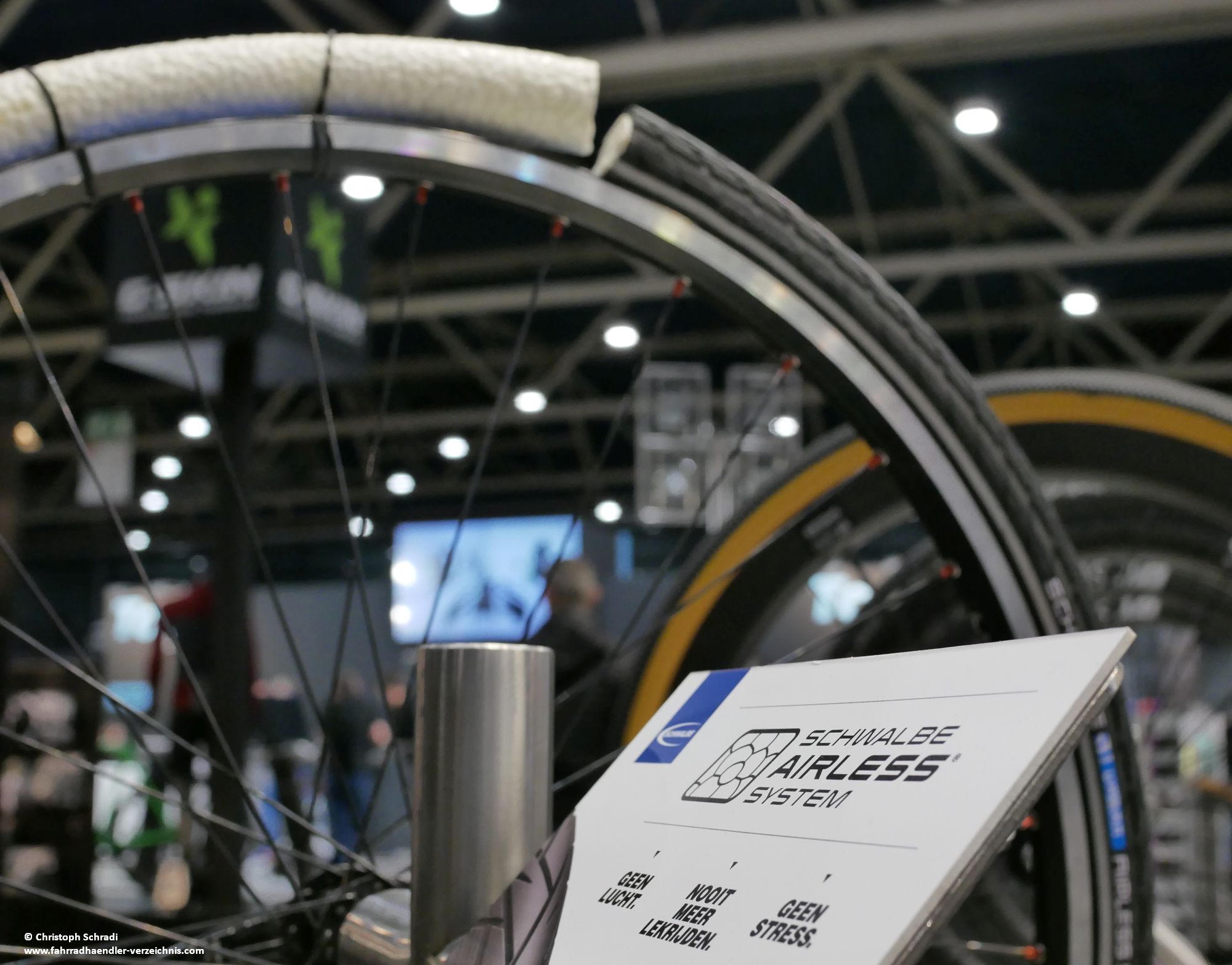 Das Schwalbe Airless System in der Übersicht: Fahrradreifen (außen), innenligender Fahrradschlauch ohne Luft, Einlage für Felgenbett