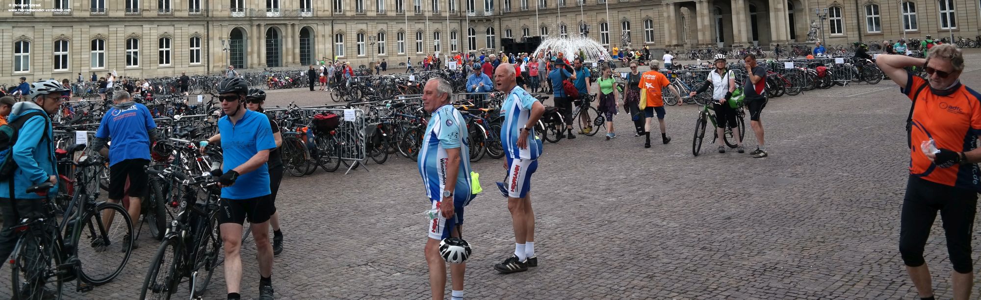 So viele Fahrräder sieht der Schlossplatz sonst eher selten - die provisorischen Fahrradabstellplätze waren nach der Ankunft am Schlossplatz gut gefüllt