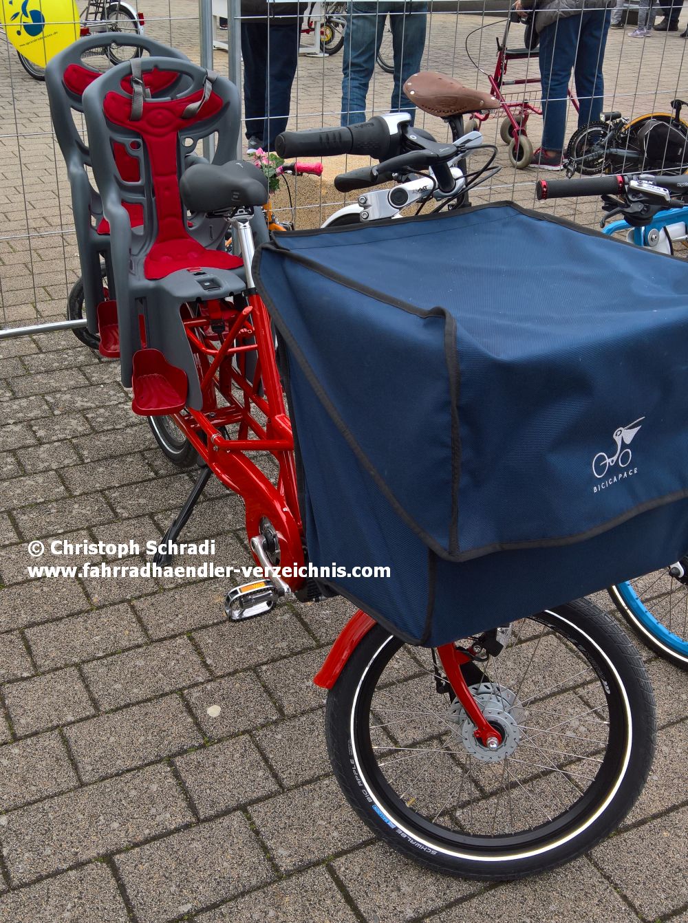 Spezialradmesse Germersheim 2016 Kindertransport im Kindersitz auf dem Fahrrad