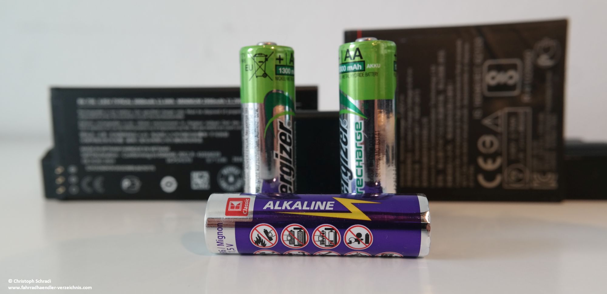 Batterien kommen in den unterschiedlichsten Formen und Größen, es gibt sie zum einmaligen Einsatz (Primärbatterie) oder zum mehrmaligen verwenden - Sekundärbatterie oder auch Akku genannt