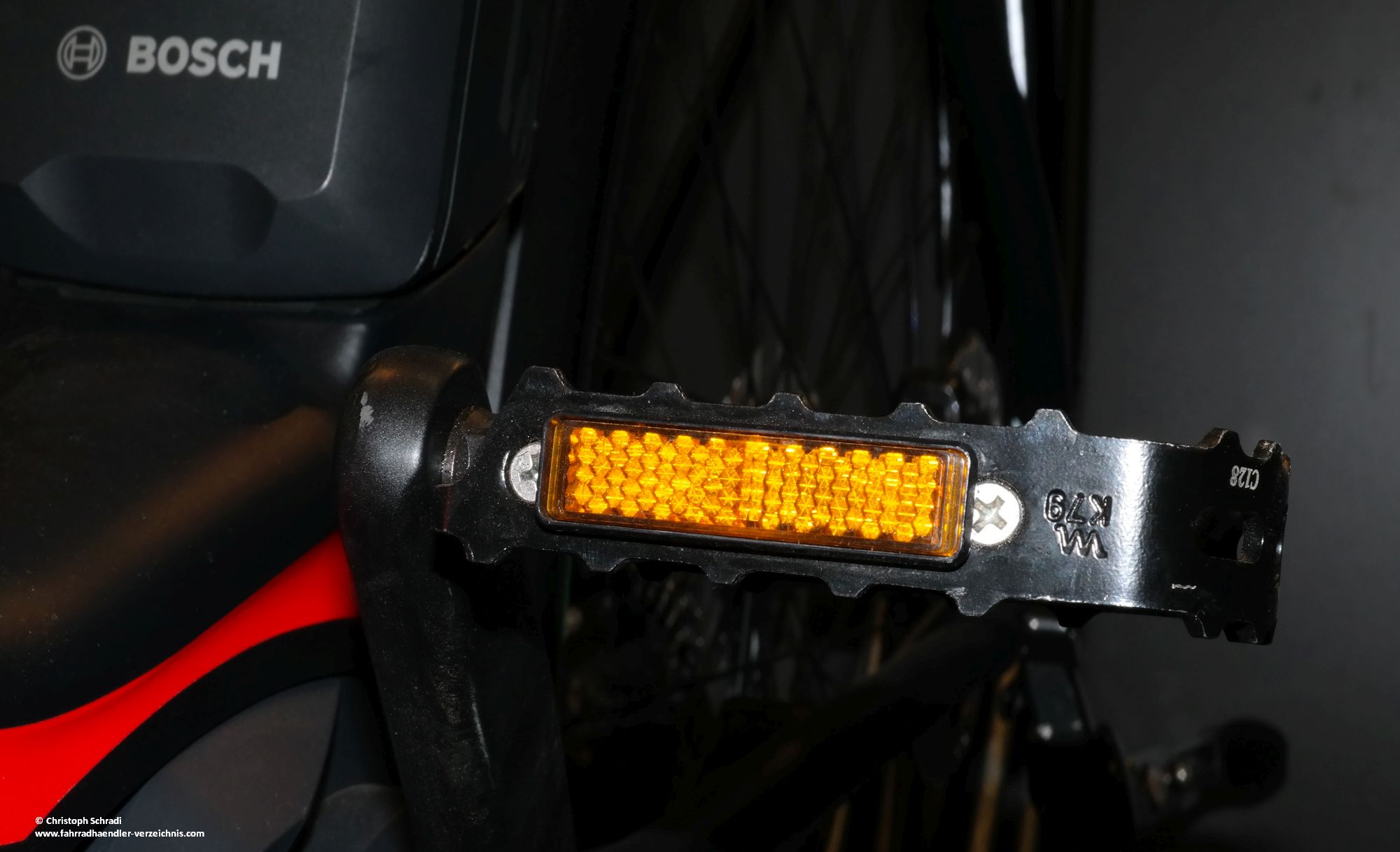 Auch am E-Bike gilt die Pflicht zur Anbringung von Reflektoren - beispielsweise von Pedal oder Speichenreflektoren