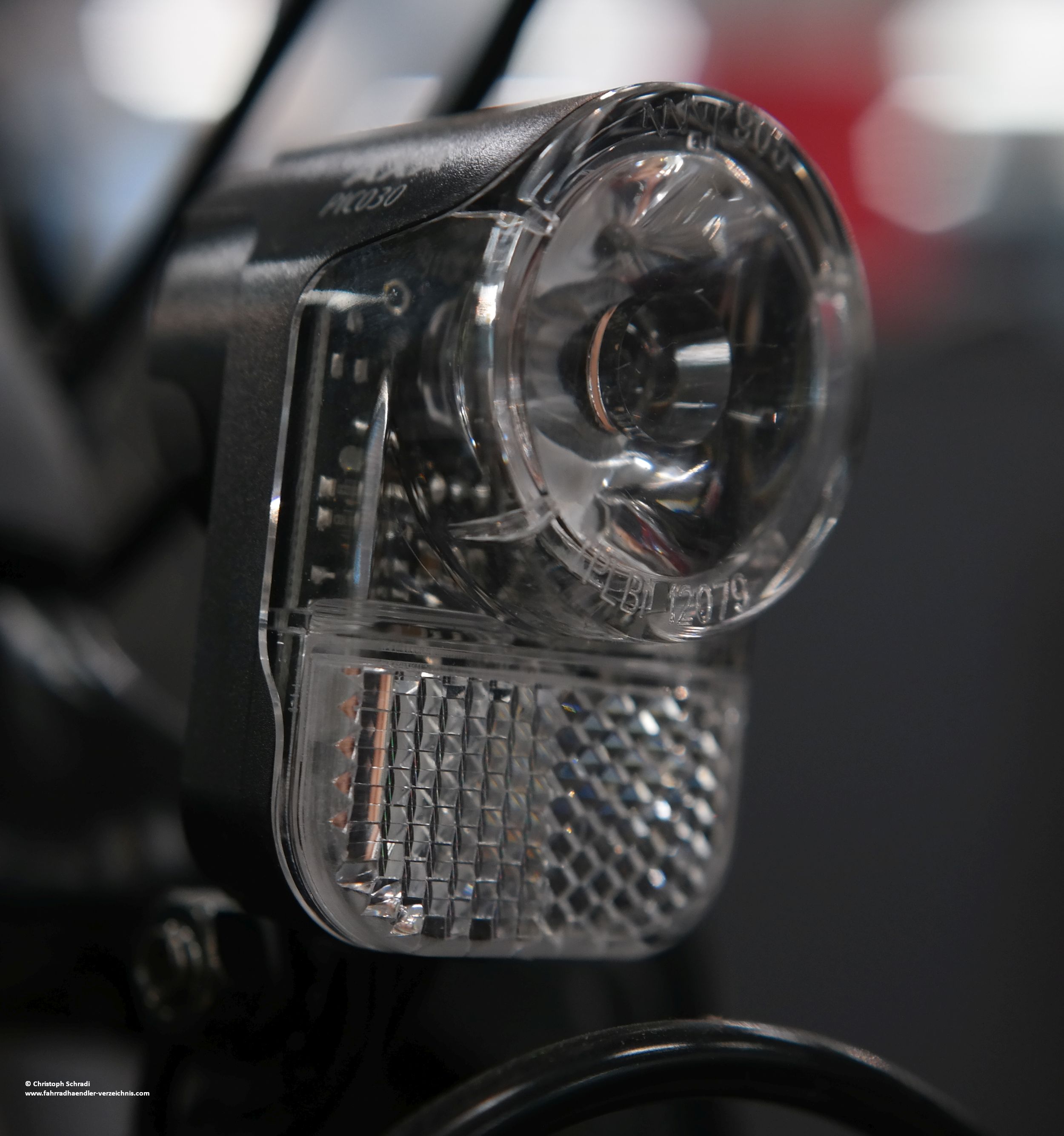 E-Bike Beleuchtung von Axa: die Pico30 mit 30 Lux Beleuchtungsstärke wird gerne an E-Bikes verschiedener Preisklassen verbaut