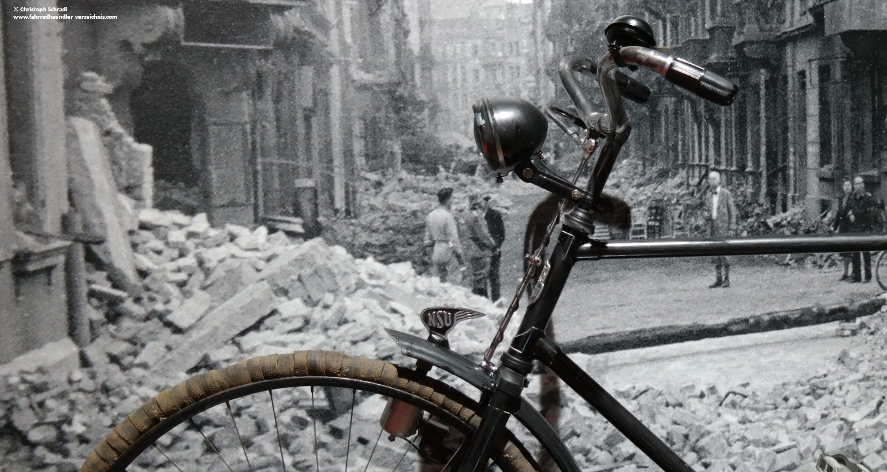 Die Not im und nach Weltkriegen macht erfinderisch - hier ein Fahrrad nach dem ersten Weltkrieg mit Notbereifung