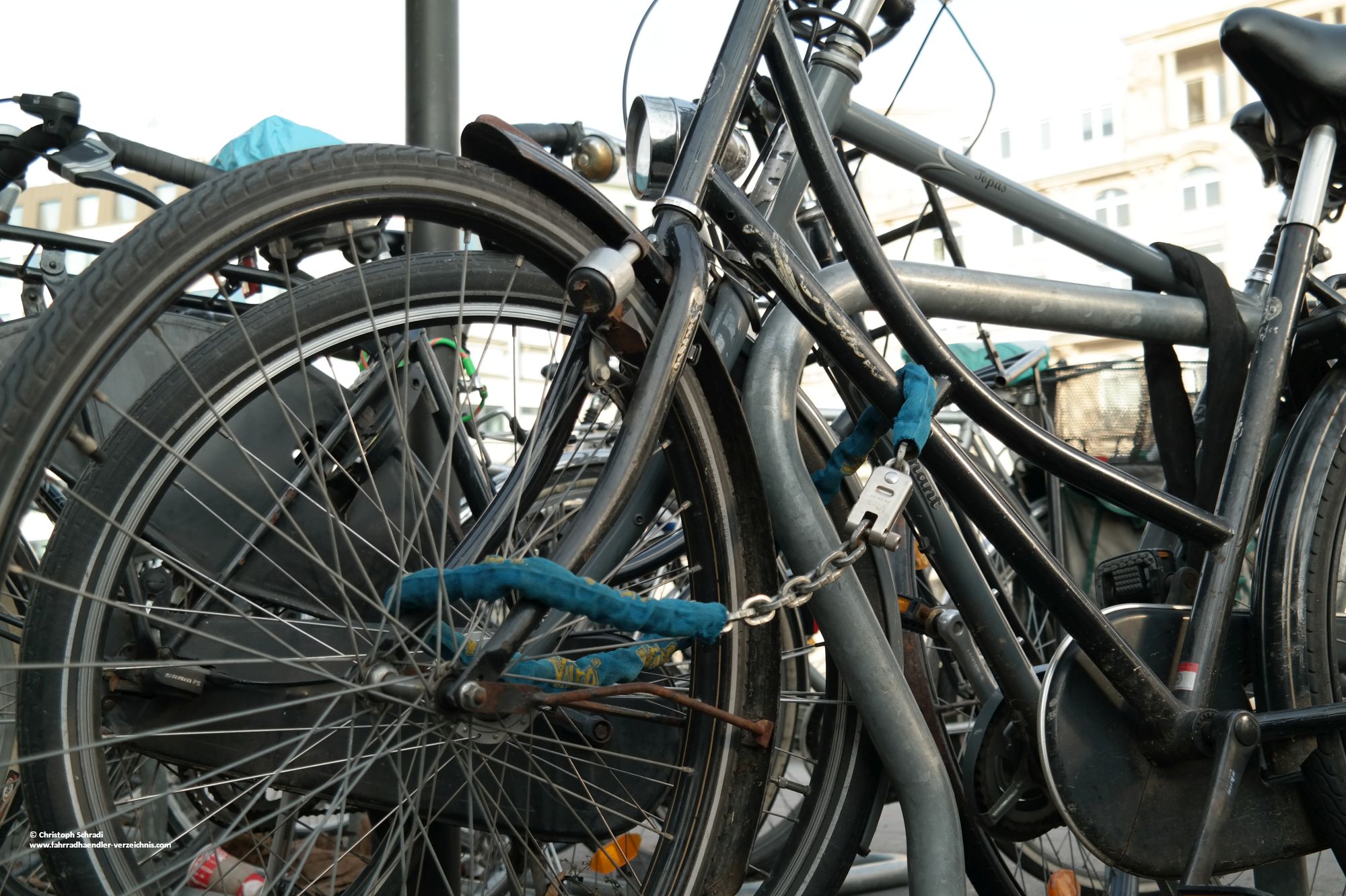 Der Bikesafe der Firma Wöhr könnte bald an Bahnhöfen und anderen öffentlichen Stellen stehen - Trocken und gegen Diebstahl geschützte Radunterbringung