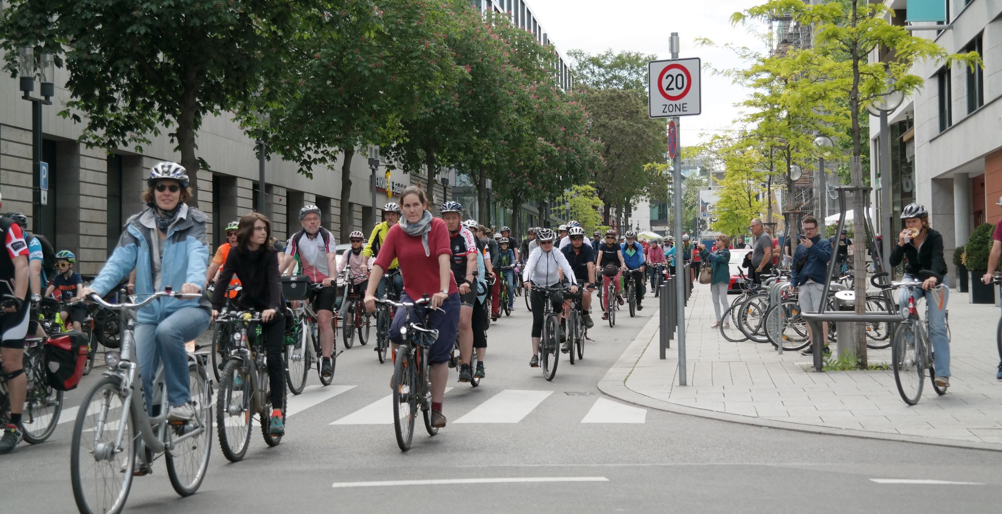 Fahrradevents und Fahrradveranstaltungen wie Fahrradmessen oder Fahrradaktionstage locken oft tausende Radfahrer und Radfahrerinnen