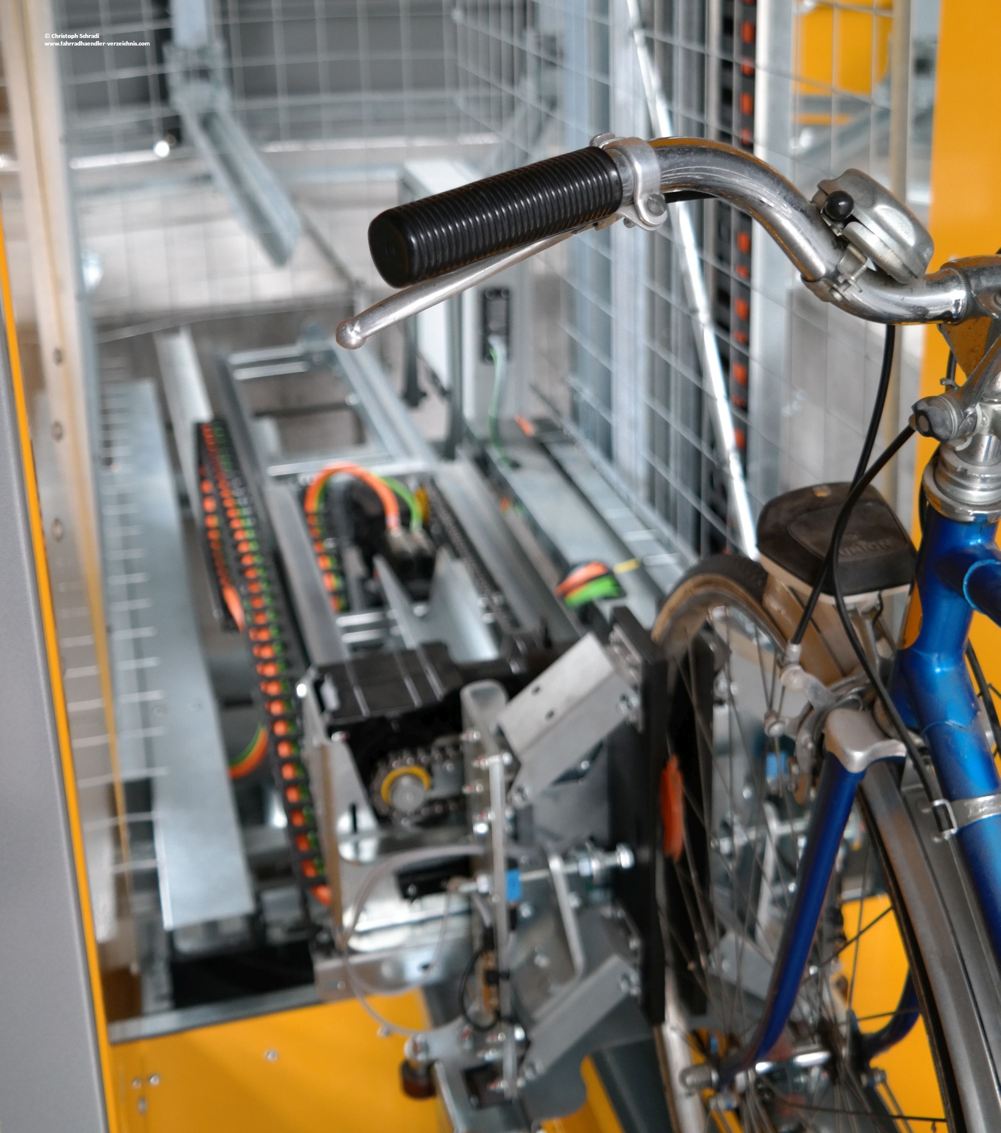 Das schnelle Ein- und Ausparken des Bikesafes wird über eine Greiftechnik am Vorderrad realisiert