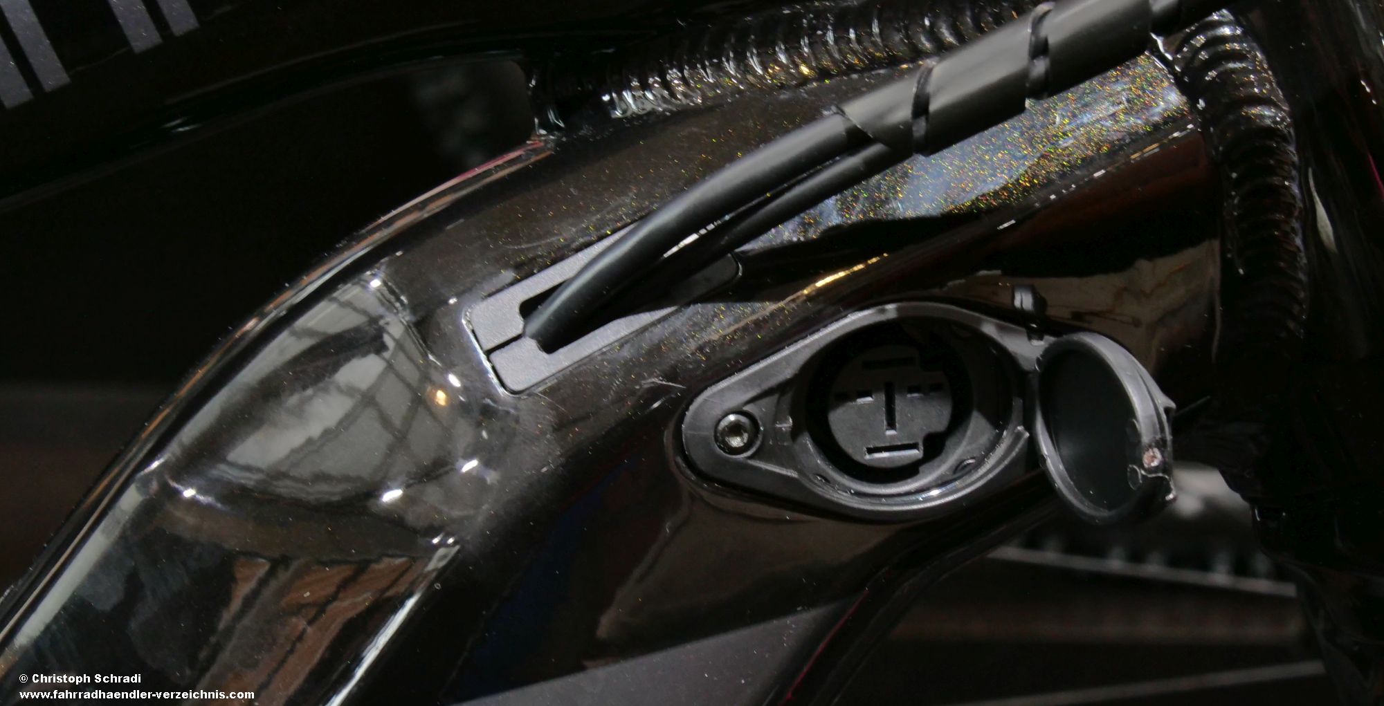 Der Ladeanschluss des 500 Wh Yamaha Intube Akkus von Haibike für 2019 entspricht nicht dem Standard Yamaha Anschluss, das Ladegerät selbst soll aber das gleiche sein