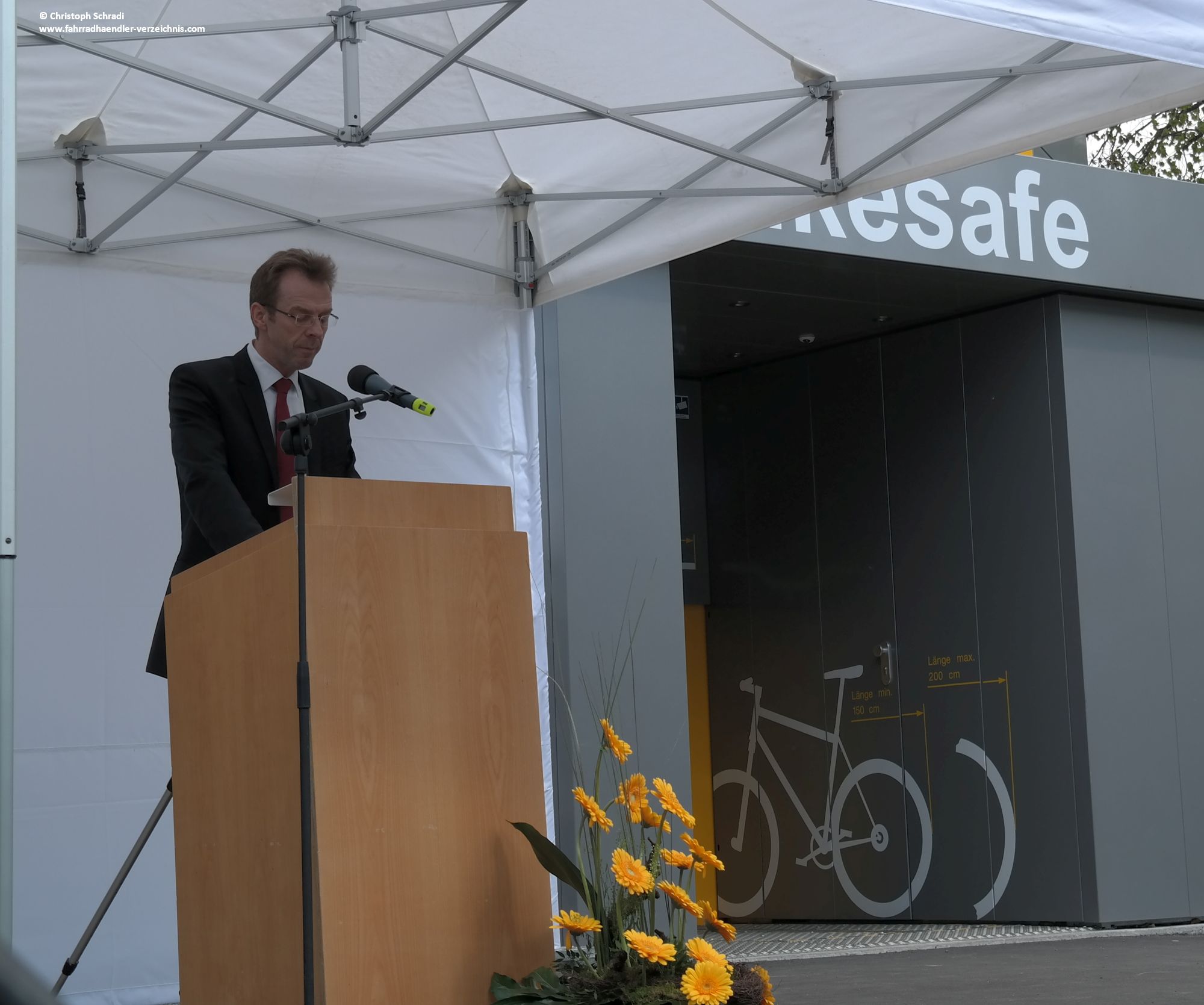 Der Schulleiter des Gymansium Rutesheim betonte die zukünftige Bedeutung des Fahrrades und legte eine kurze Entwicklungsgeschichte des Fahrrades dar
