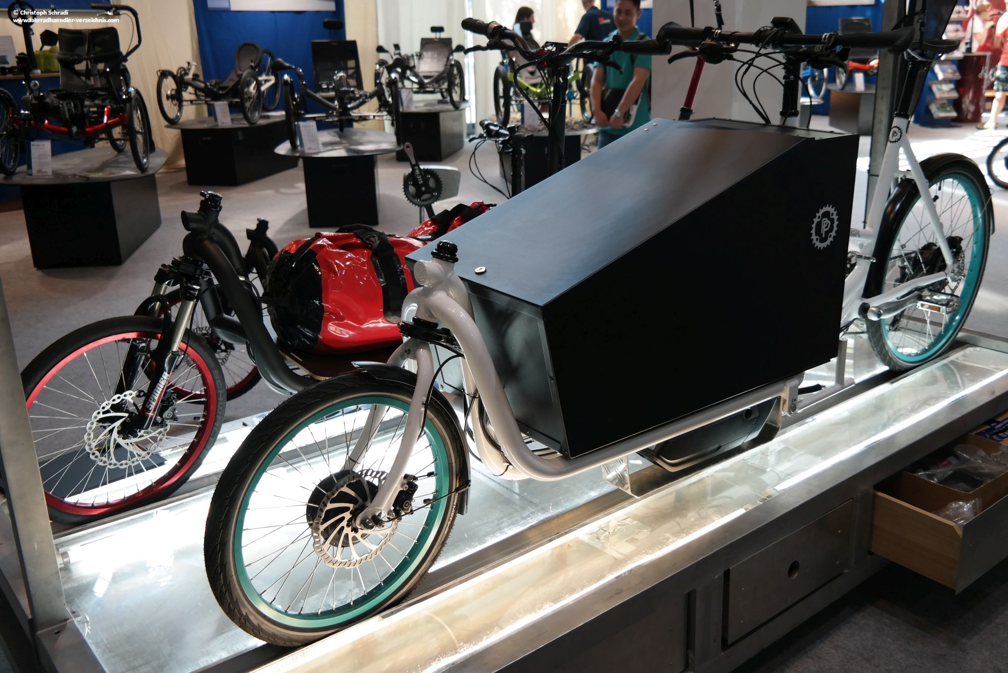 Lastenräder gibt es sowohl als E-Version als auch ohne Motor - hier zwei Modelle der Firma Pedalpower aus Berlin