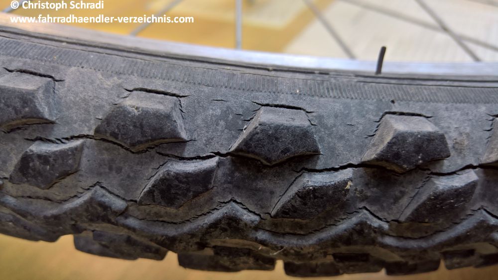 Dieser Reifen ist sehr stark beschädigt und sollte dringend getauscht werden