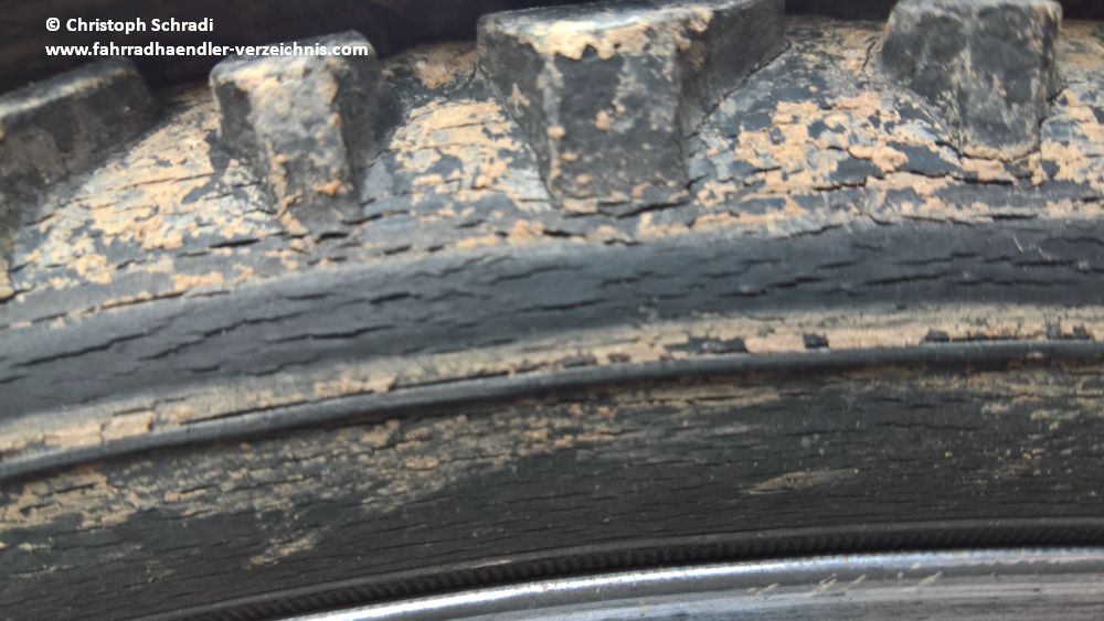 Ein so stark verschlissener Reifen sollte umgehend getauscht werden