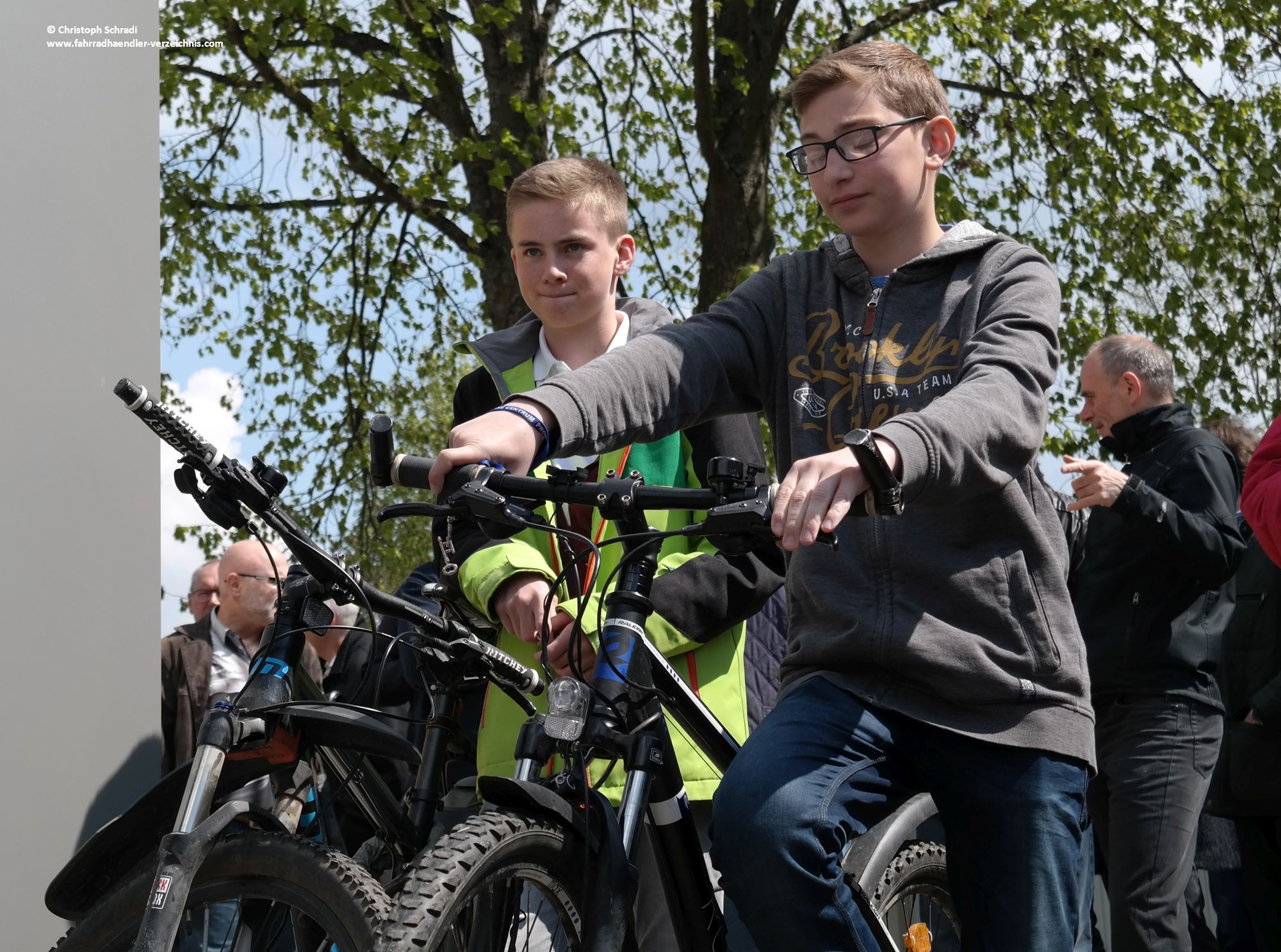 Schüler des Rutesheimer Schulzentrums demonstrierten anhand ihrer Fahrräder die Funktion des automatischen Fahrradparksystems